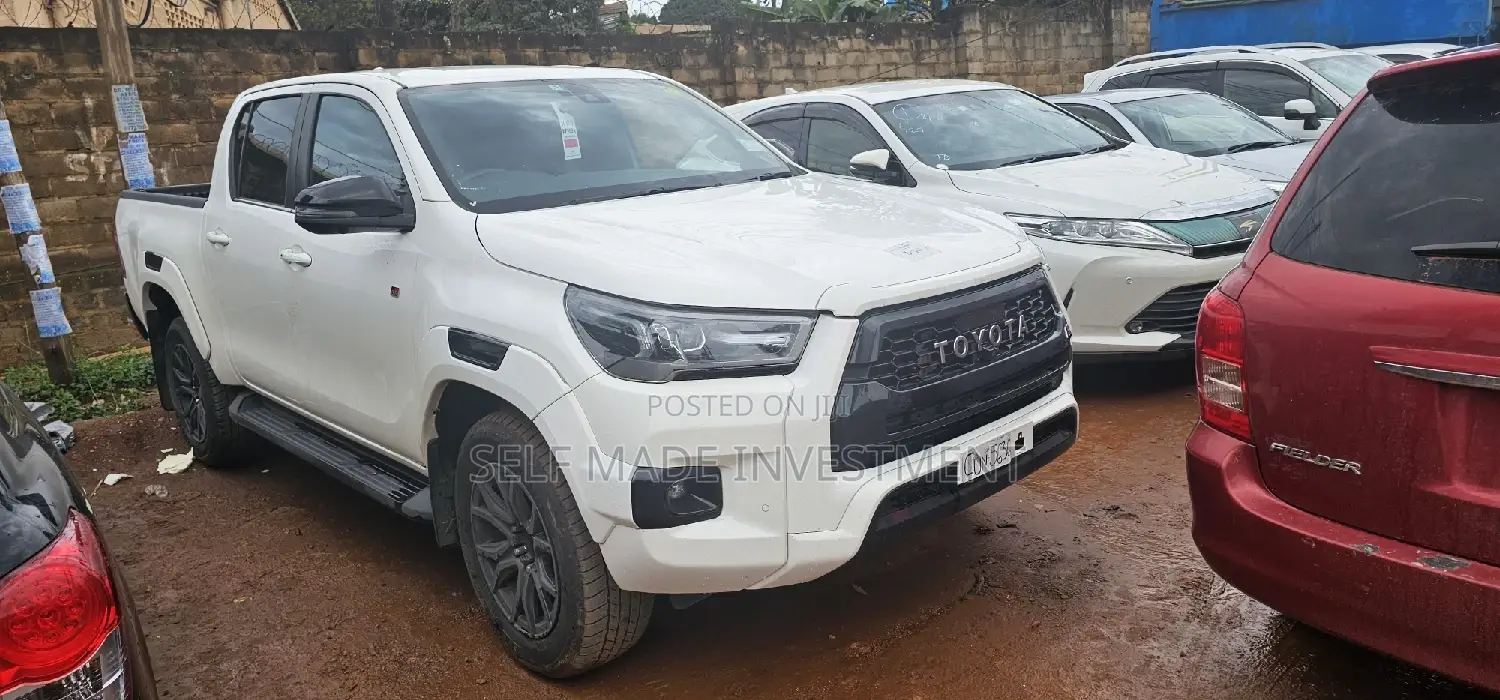 Toyota Hilux 2022 White