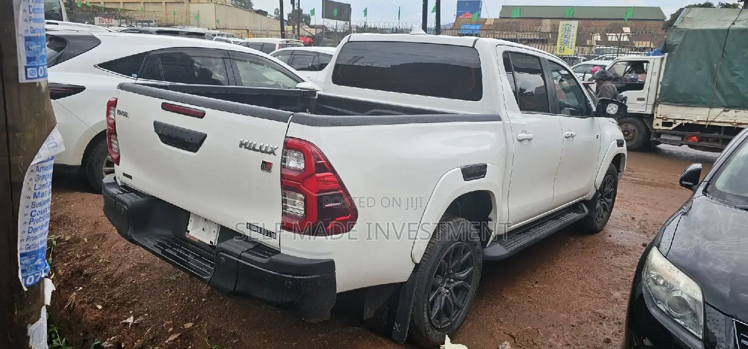 Toyota Hilux 2022 White