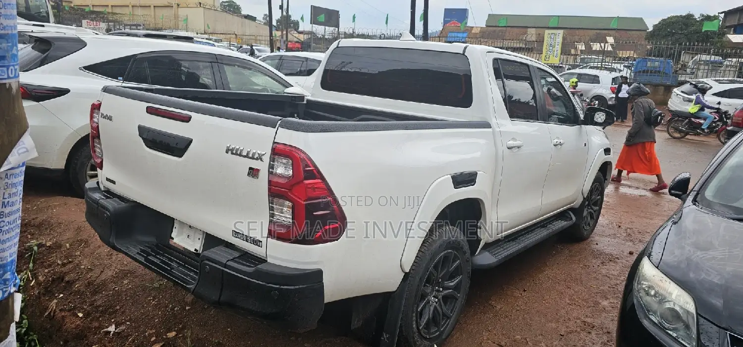 Toyota Hilux 2022 White
