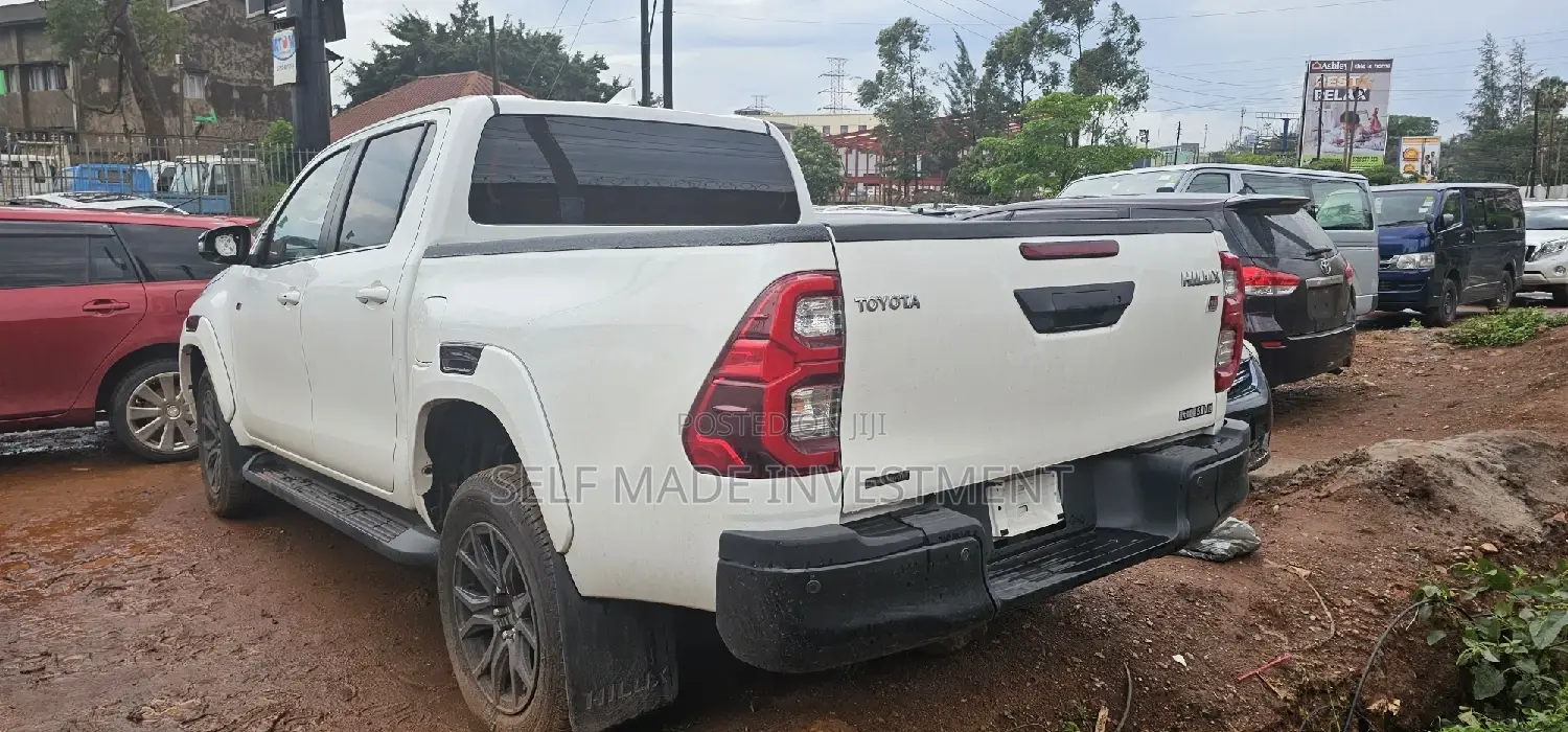 Toyota Hilux 2022 White
