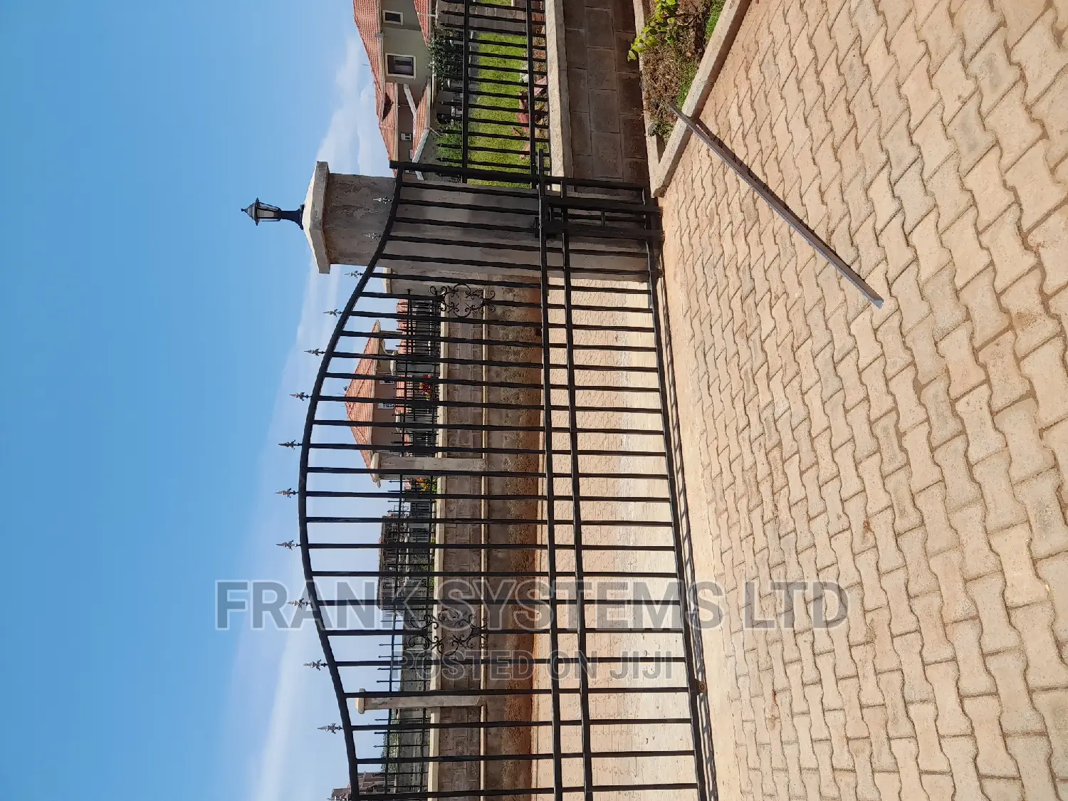 Metalic Sliding Gate, Transparent