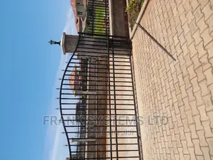 Metalic Sliding Gate, Transparent