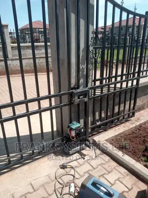 Metalic Sliding Gate, Transparent
