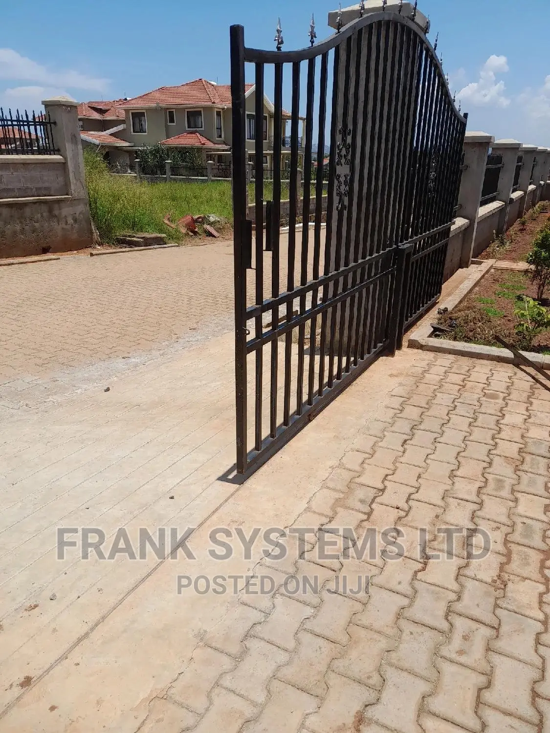 Metalic Sliding Gate, Transparent
