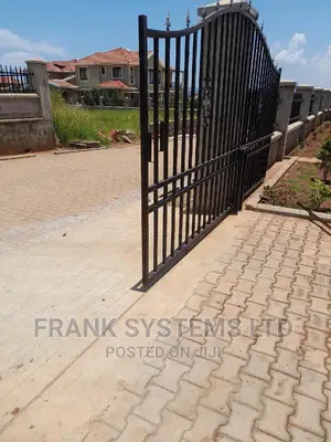 Metalic Sliding Gate, Transparent