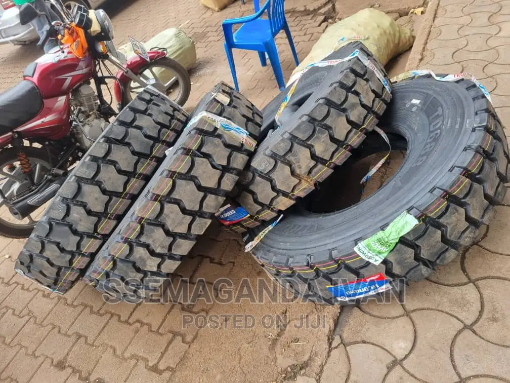 1200r20 Behind Truck Tyres