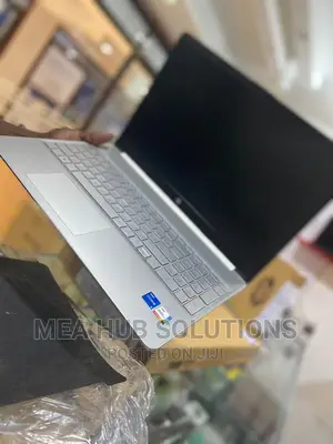 New Laptop HP 15-Ra003nia 8GB Intel Core I5 SSD 512GB