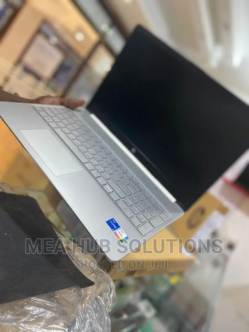 New Laptop HP 15-Ra003nia 8GB Intel Core I5 SSD 512GB