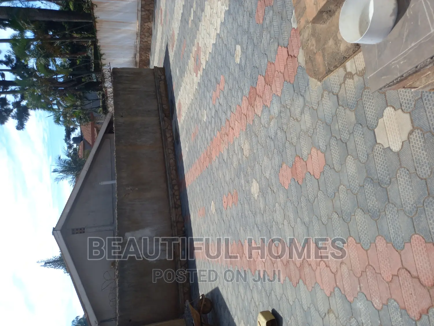 Furnished 5bdrm Duplex in Kansanga, Makindye for sale