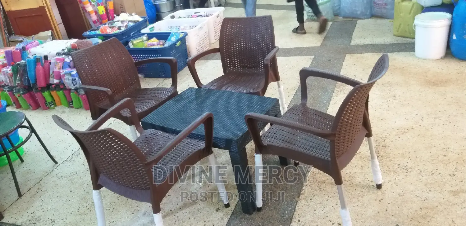 Aset of Atable and Chairs