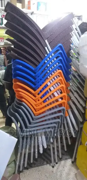 Armed Steel Leg Chair