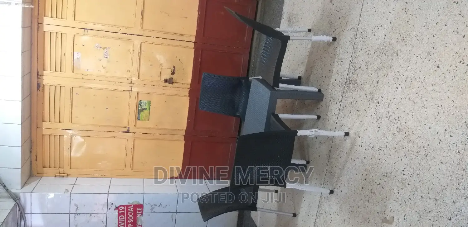 Amless Chair With Steel Legs and Atable
