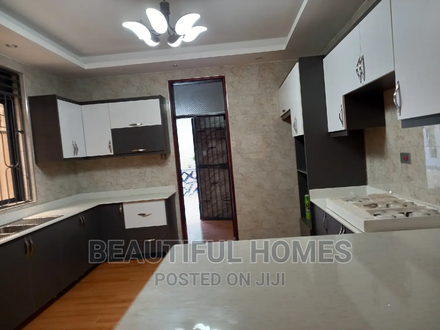 Furnished 6bdrm Duplex in Munyonyo, Makindye for sale
