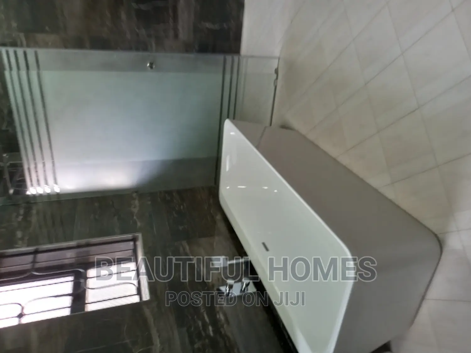 Furnished 6bdrm Duplex in Munyonyo, Makindye for sale