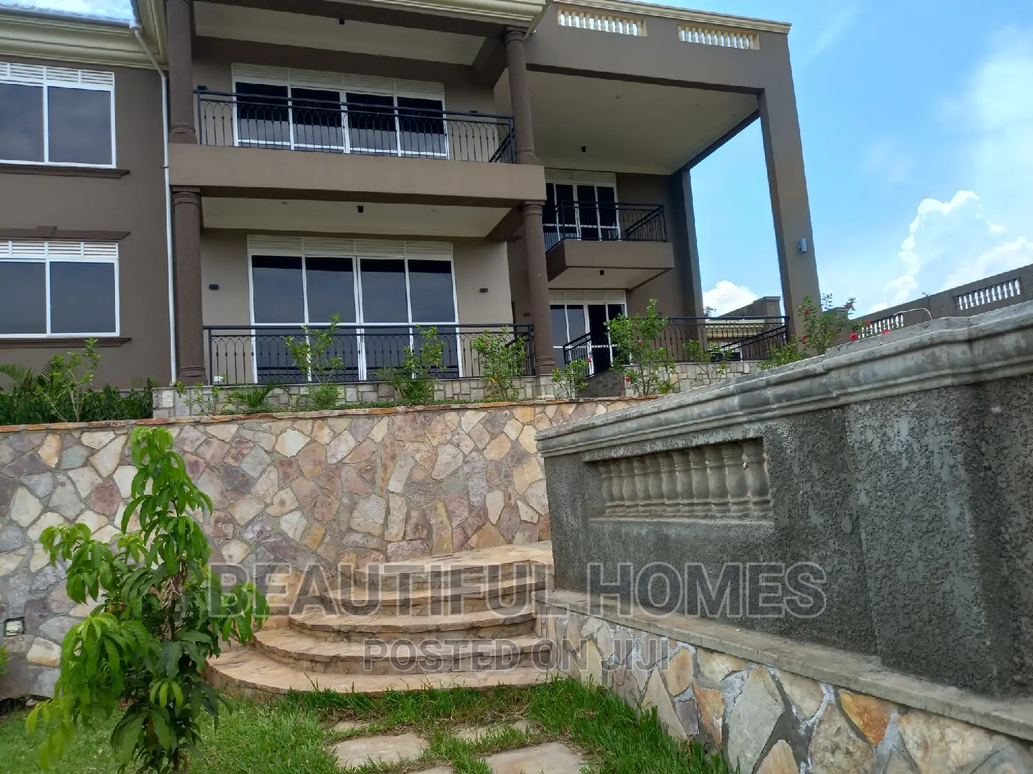 Furnished 6bdrm Duplex in Munyonyo Corporate, Makindye for sale