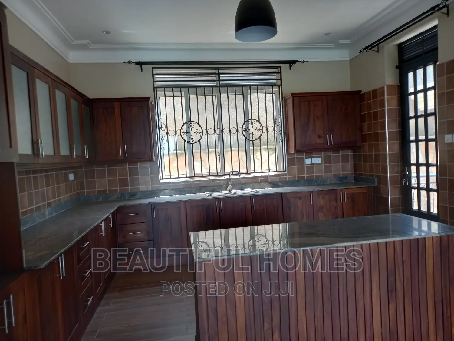 Furnished 6bdrm Duplex in Munyonyo Corporate, Makindye for sale