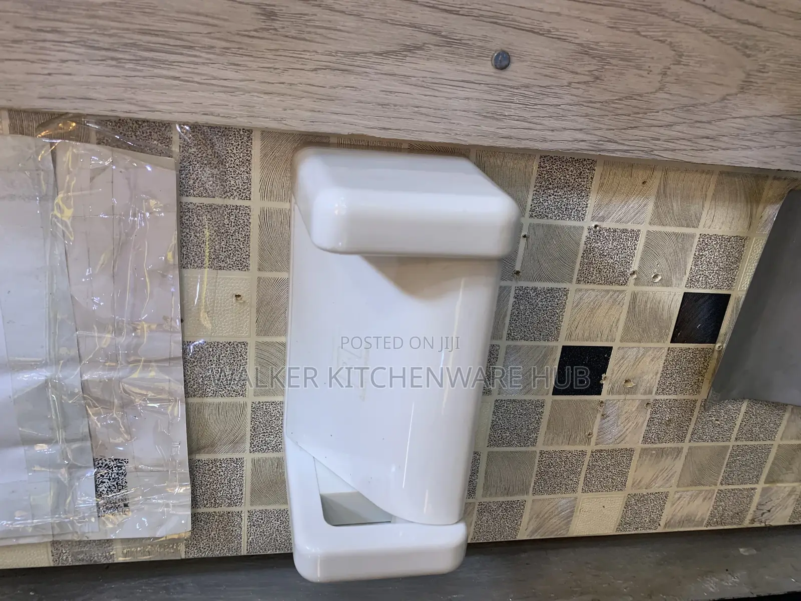 Classic Plastic Tissue Paper Holder