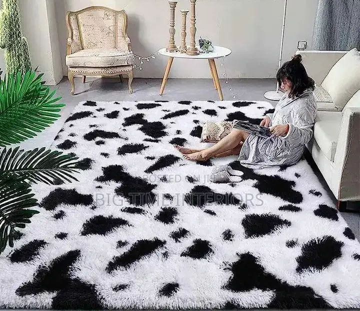 Fluffy Center Carpet (Black and White) Medium
