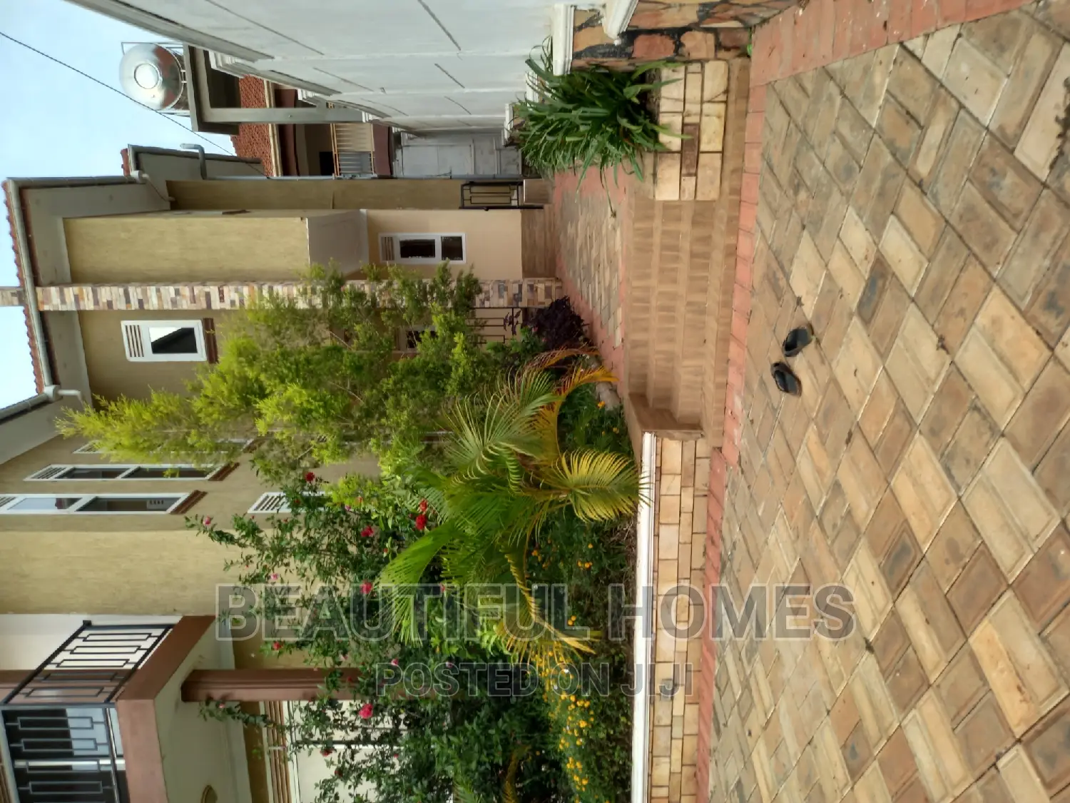 Furnished 4bdrm Duplex in Kira for sale