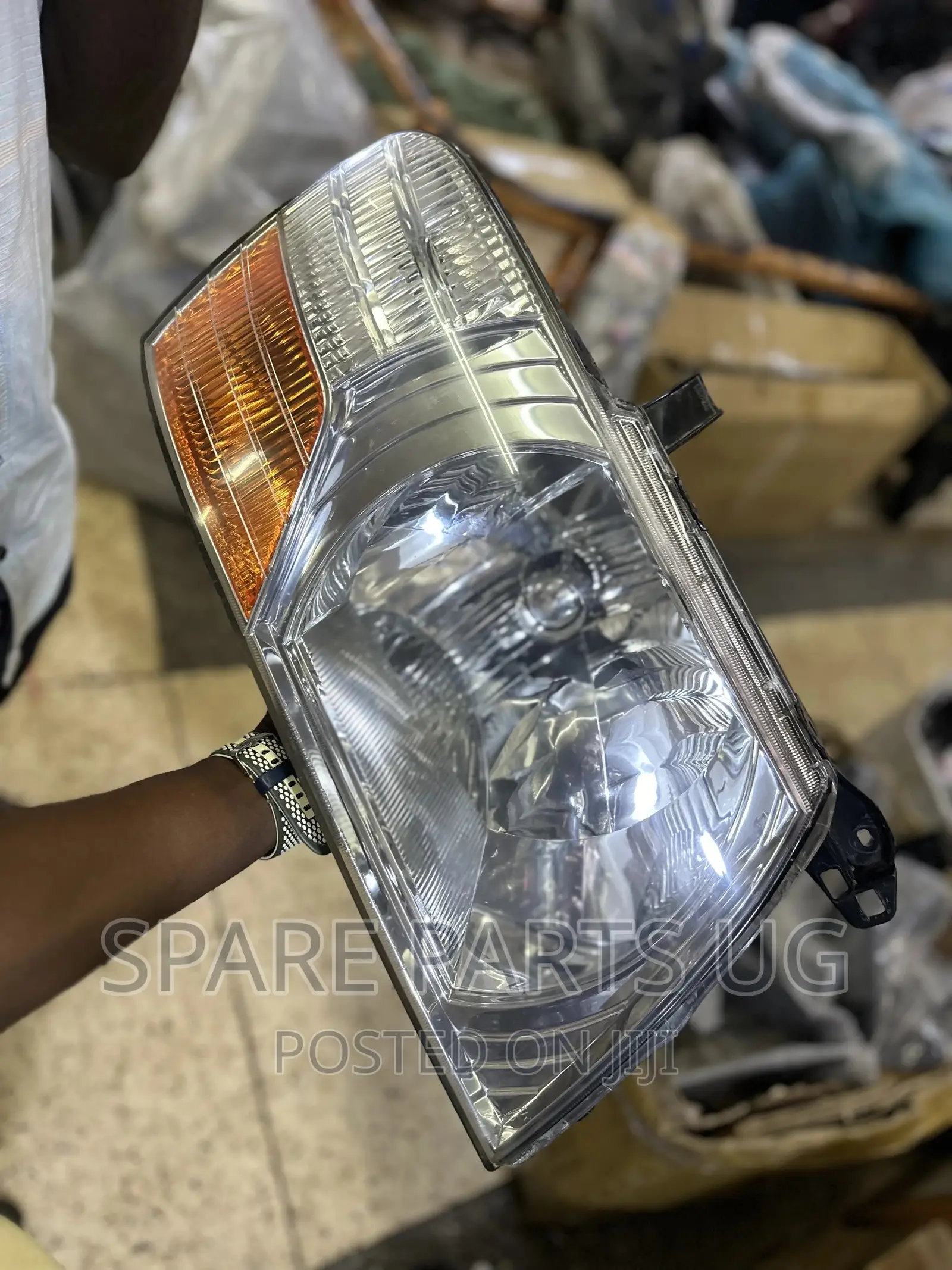 Mitsubishi Pajero ( Bitama ) Headlight
