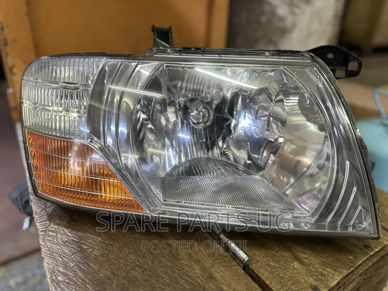 Mitsubishi Pajero ( Bitama ) Headlight