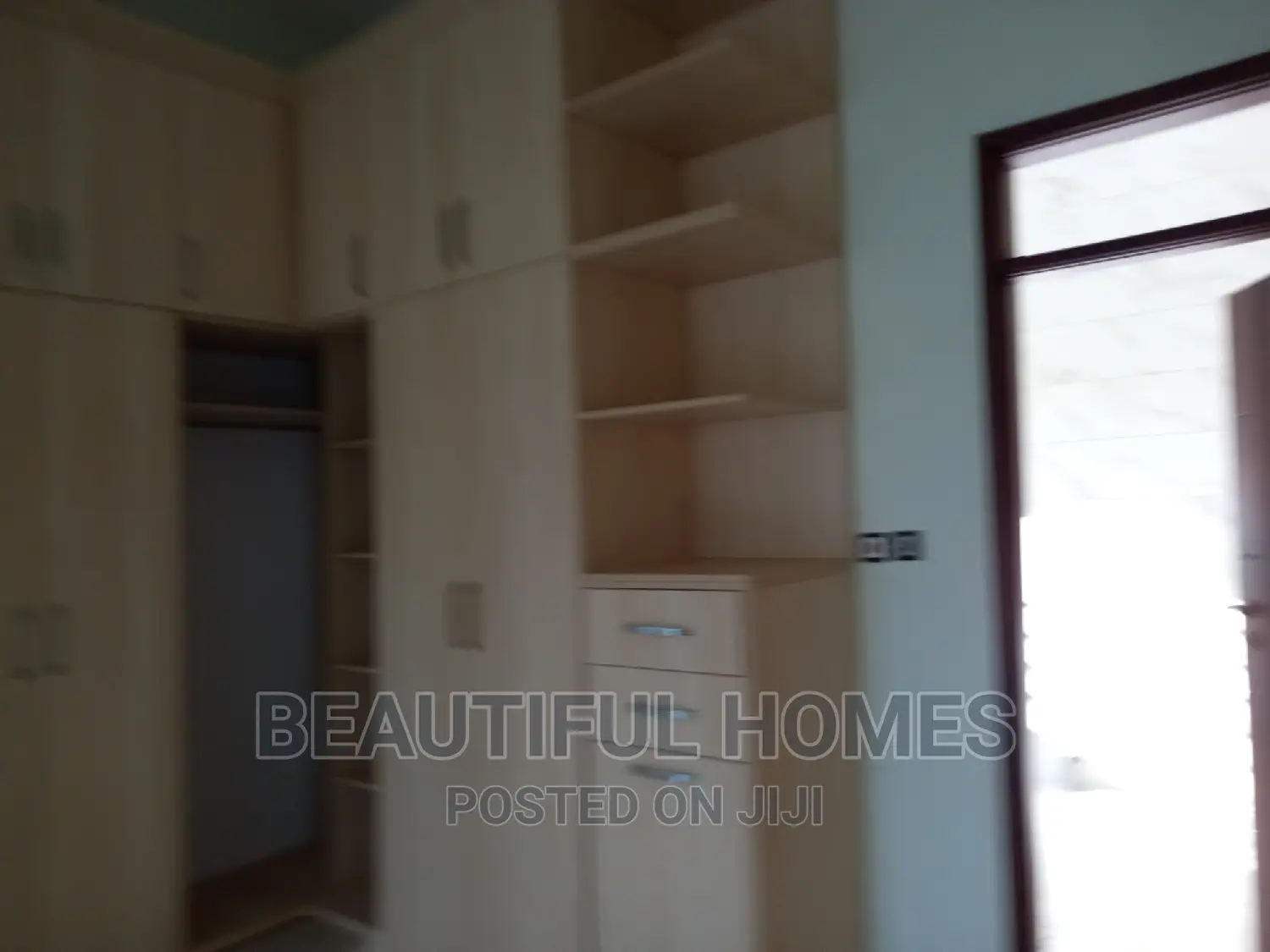 Furnished 5bdrm Mansion in Kira Mamerito for sale
