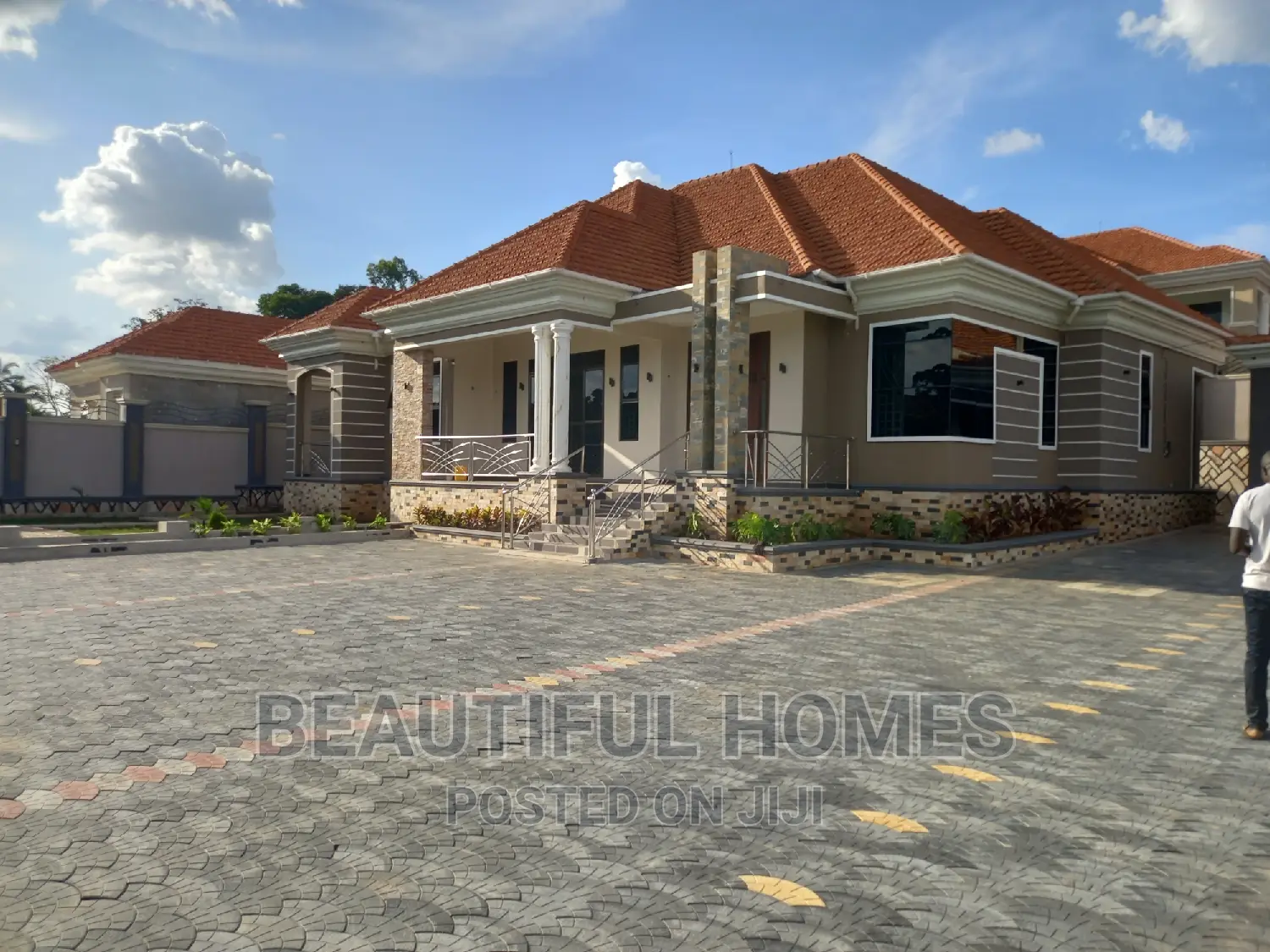 Furnished 5bdrm Bungalow in Kira All Tarmack for sale