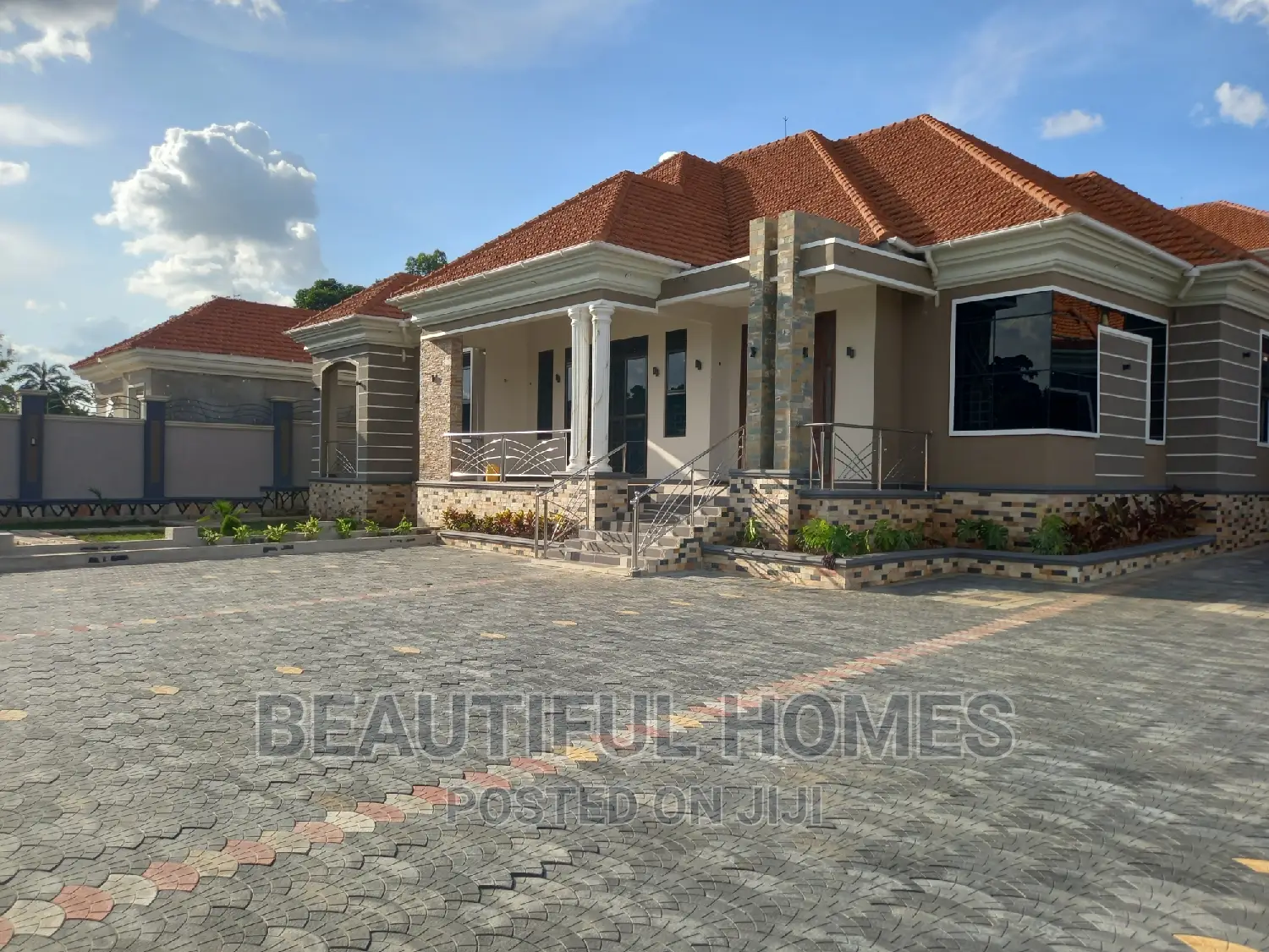 Furnished 5bdrm Bungalow in Kira All Tarmack for sale