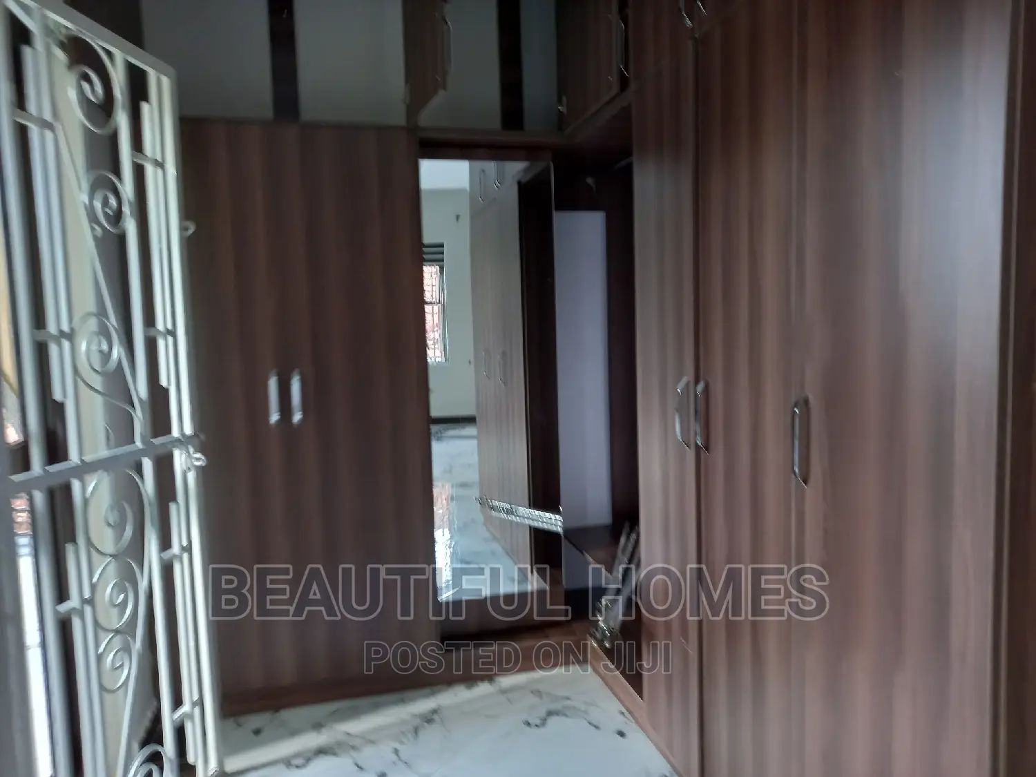 Furnished 6bdrm Duplex in Kira for sale