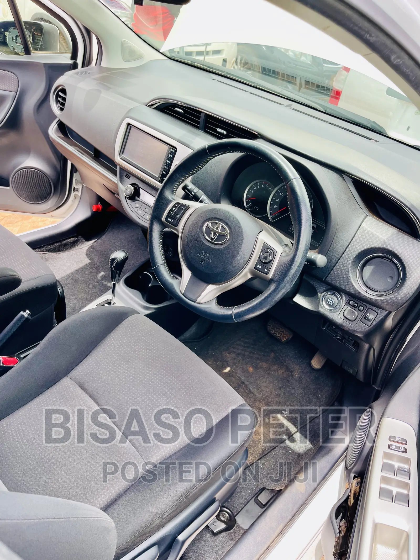 Toyota Vitz 1.3 AWD 5dr 2014 White