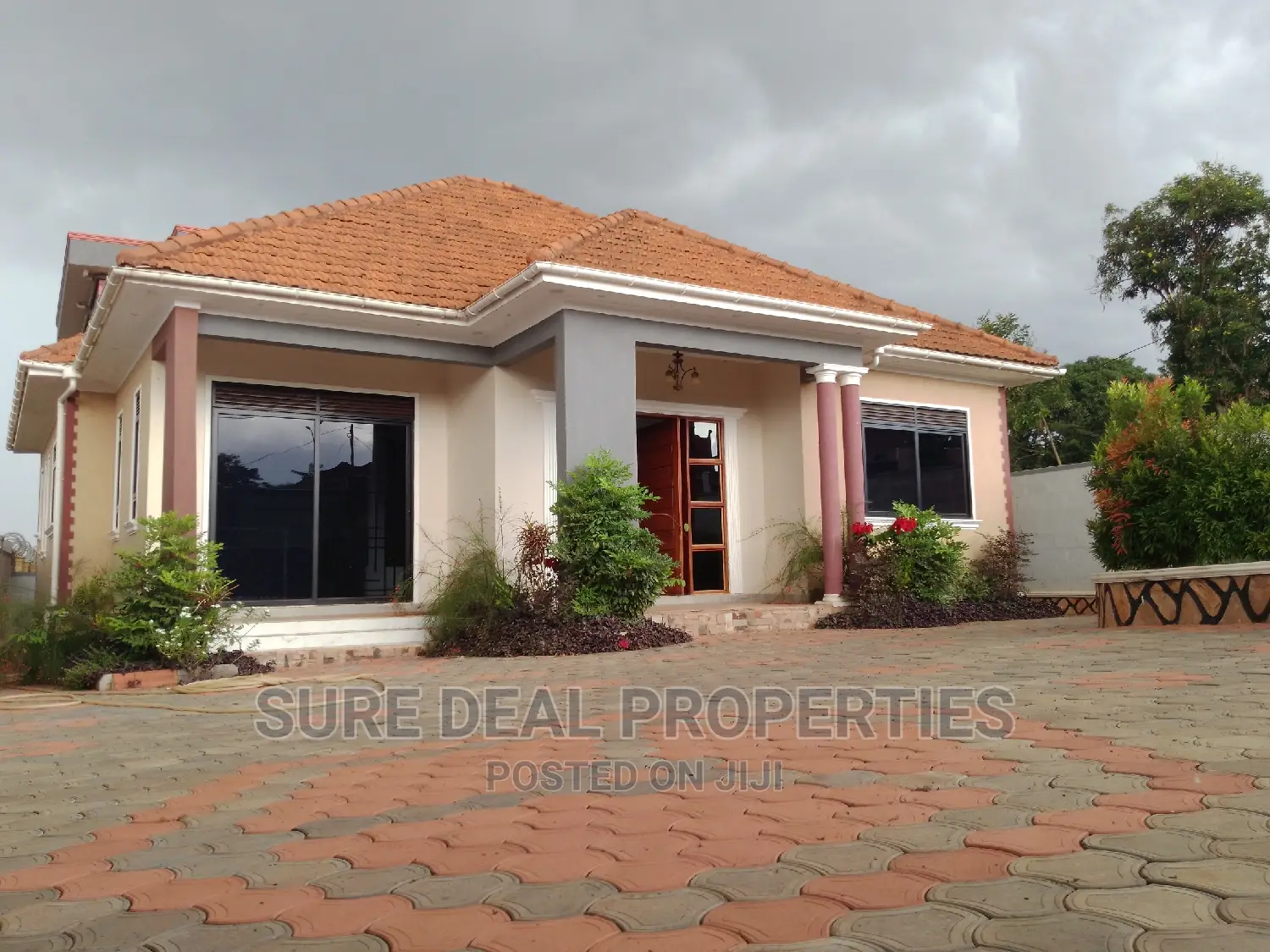 3bdrm Bungalow in Kira-Mulawa Estate for sale