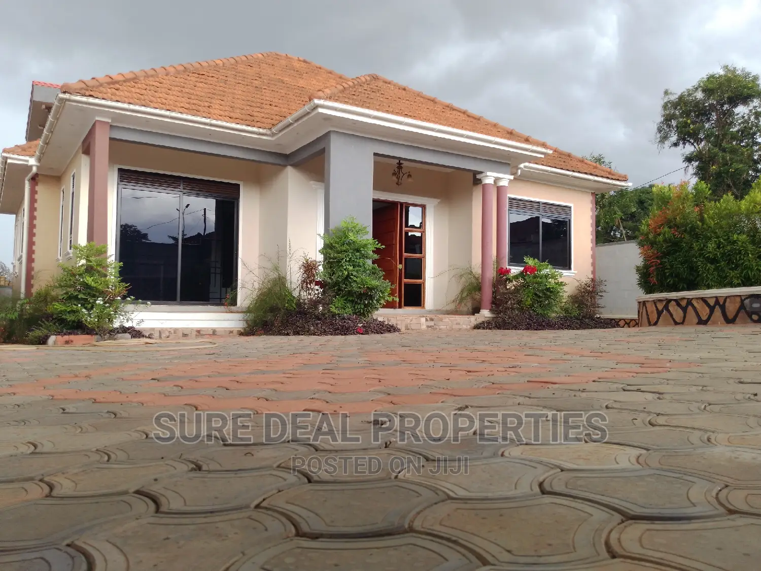 3bdrm Bungalow in Kira-Mulawa Estate for sale