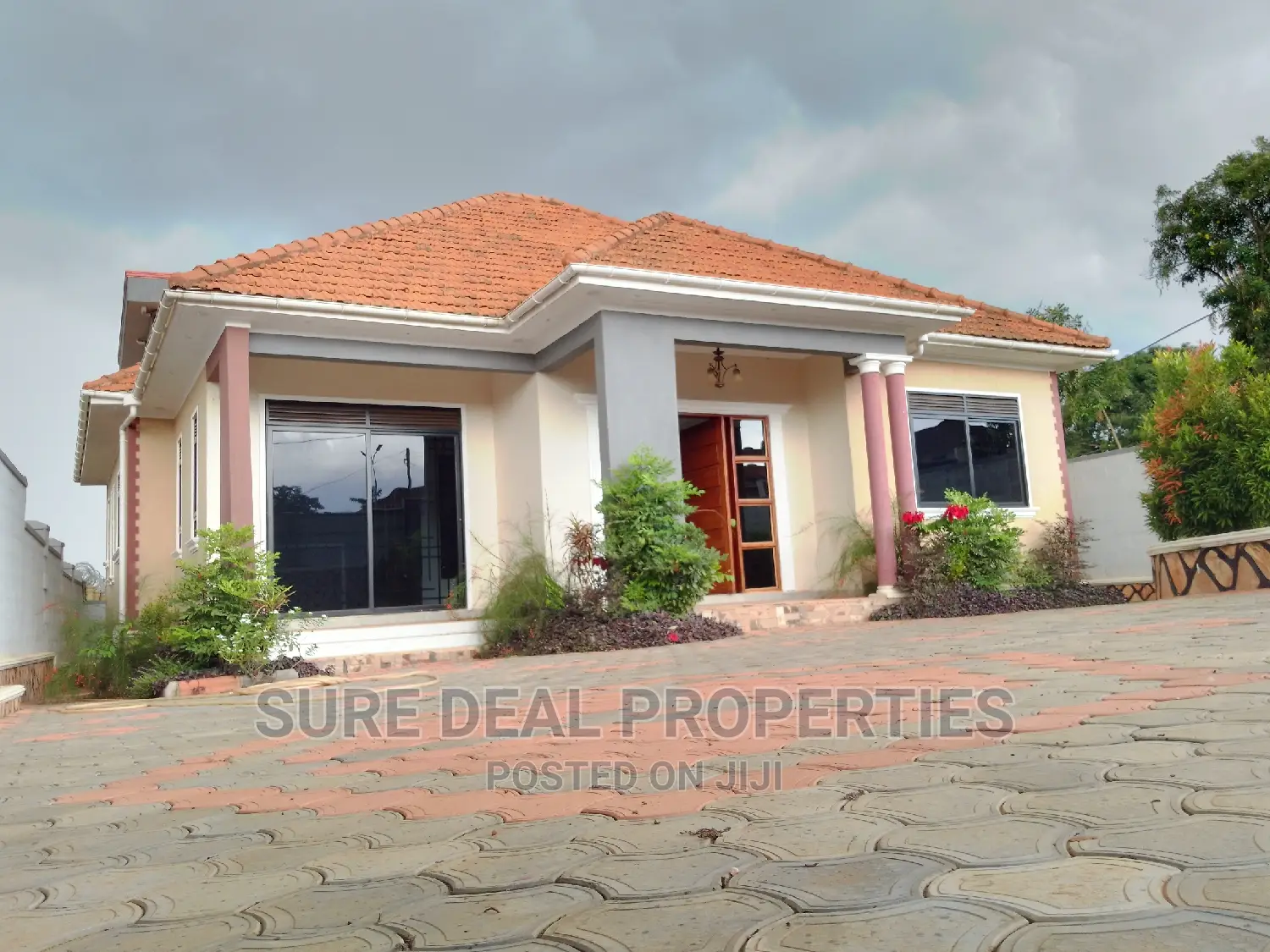 3bdrm Bungalow in Kira-Mulawa Estate for sale