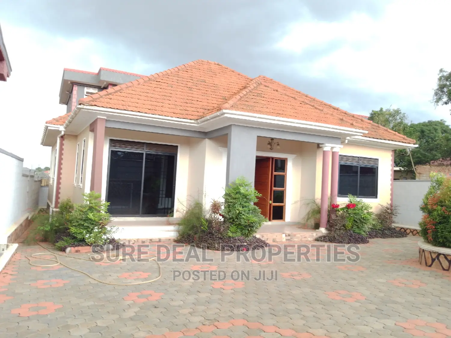 3bdrm Bungalow in Kira-Mulawa Estate for sale