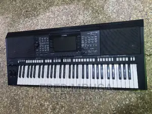 Yamaha Keyboard PSR S775