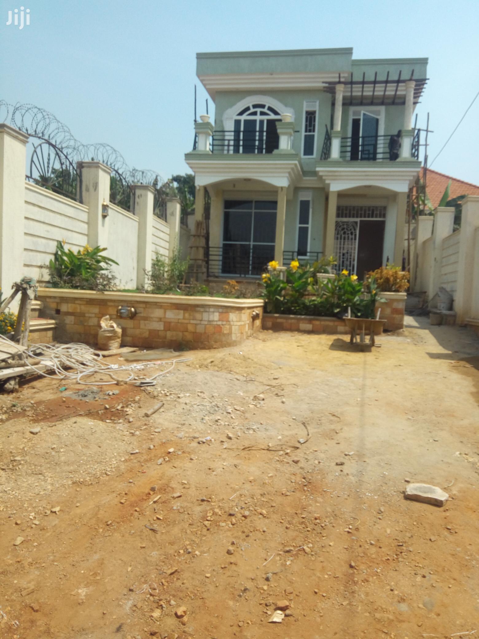 Kira House in Tarmacked Neighbourhood for Sale