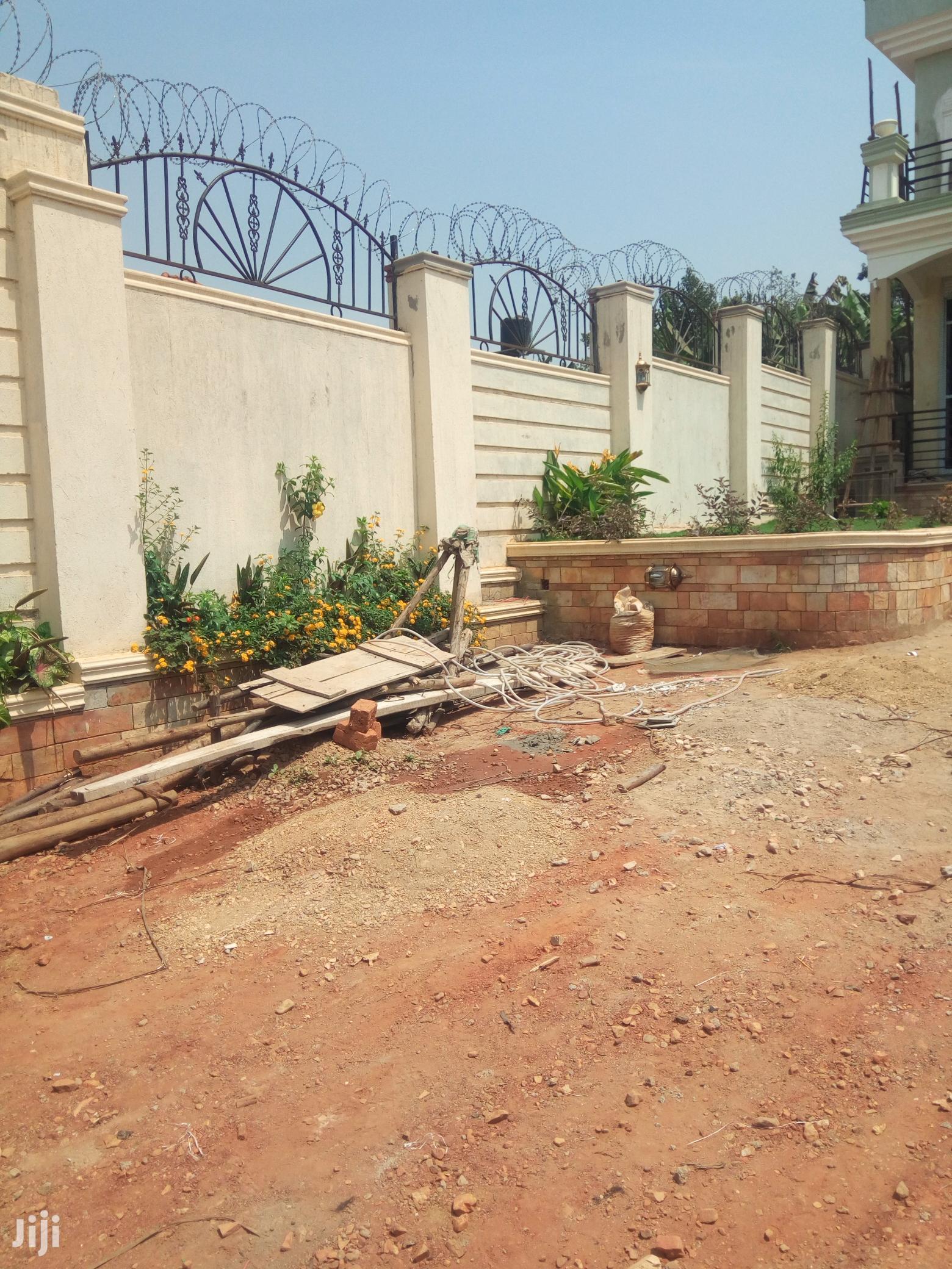 Kira House in Tarmacked Neighbourhood for Sale