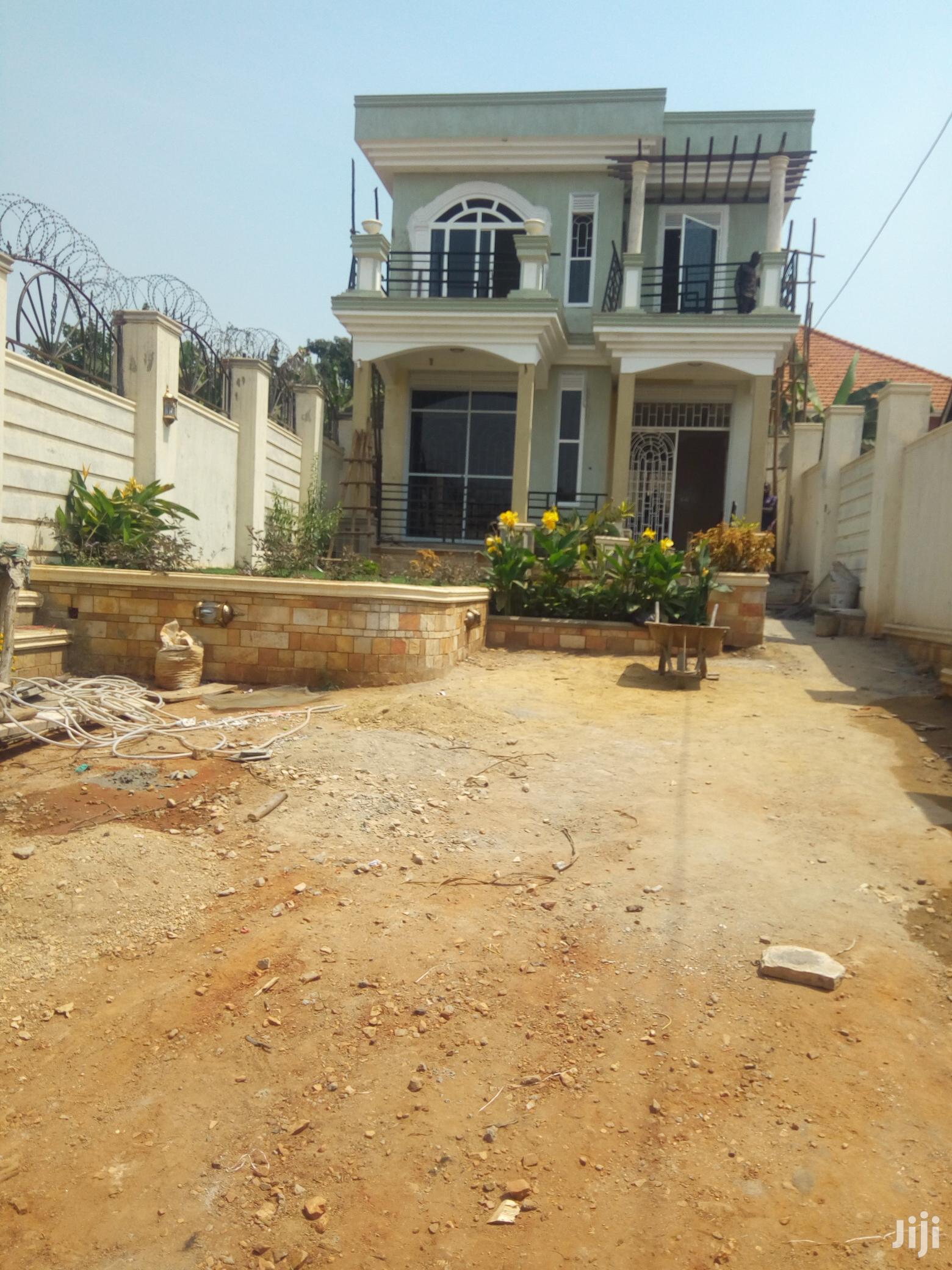 Kira House in Tarmacked Neighbourhood for Sale