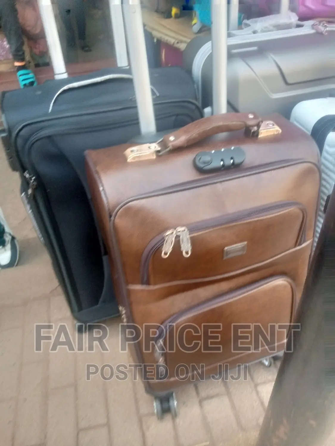 Adventure Plastic Suitcase. Small.( White)