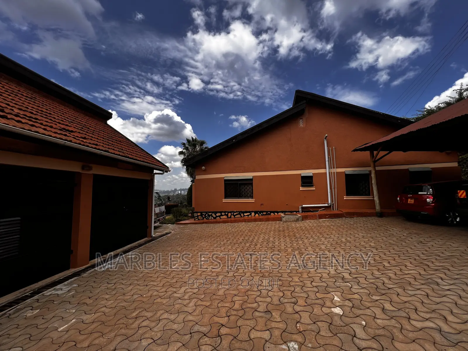 4bdrm Bungalow in Mbuya, Central Division for rent