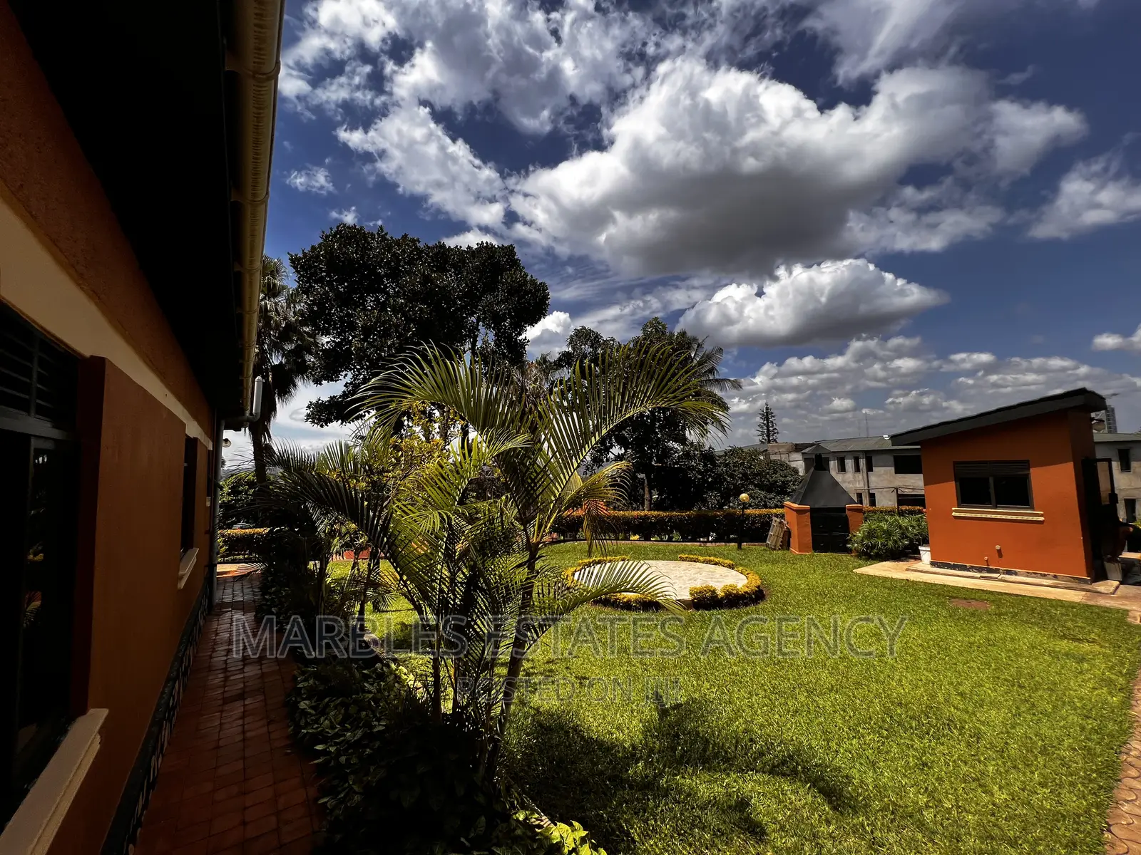 4bdrm Bungalow in Mbuya, Central Division for rent