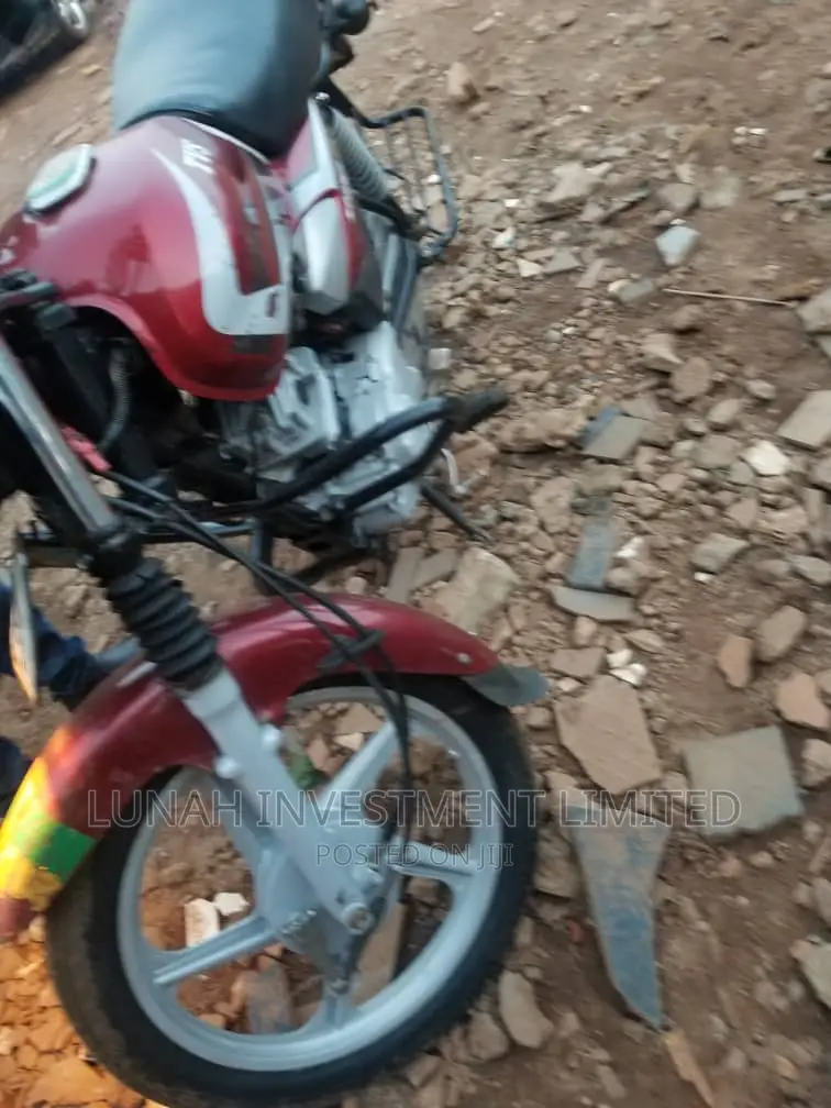 TVS HLX 125 2021 Red