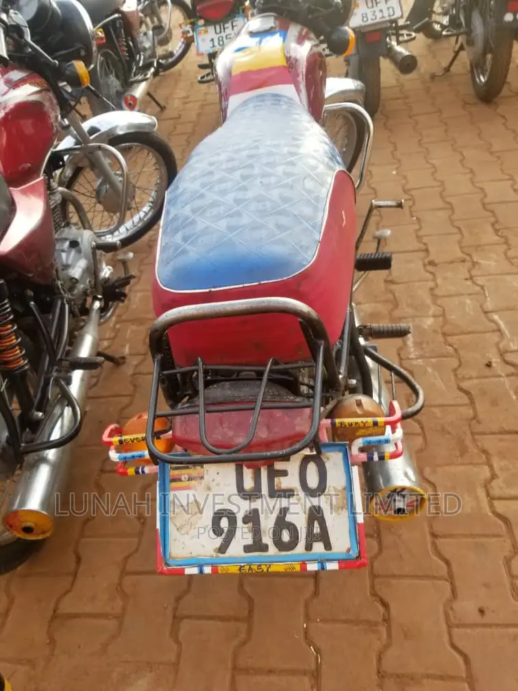 Bajaj Avenger 220 2023 Red