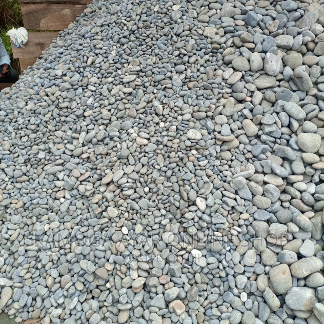 Black /White Pebble Stones 1