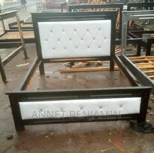 Photo - Classy 4*6 White Leather Bed