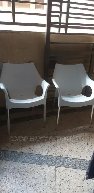 Armed Steel Leg Chair