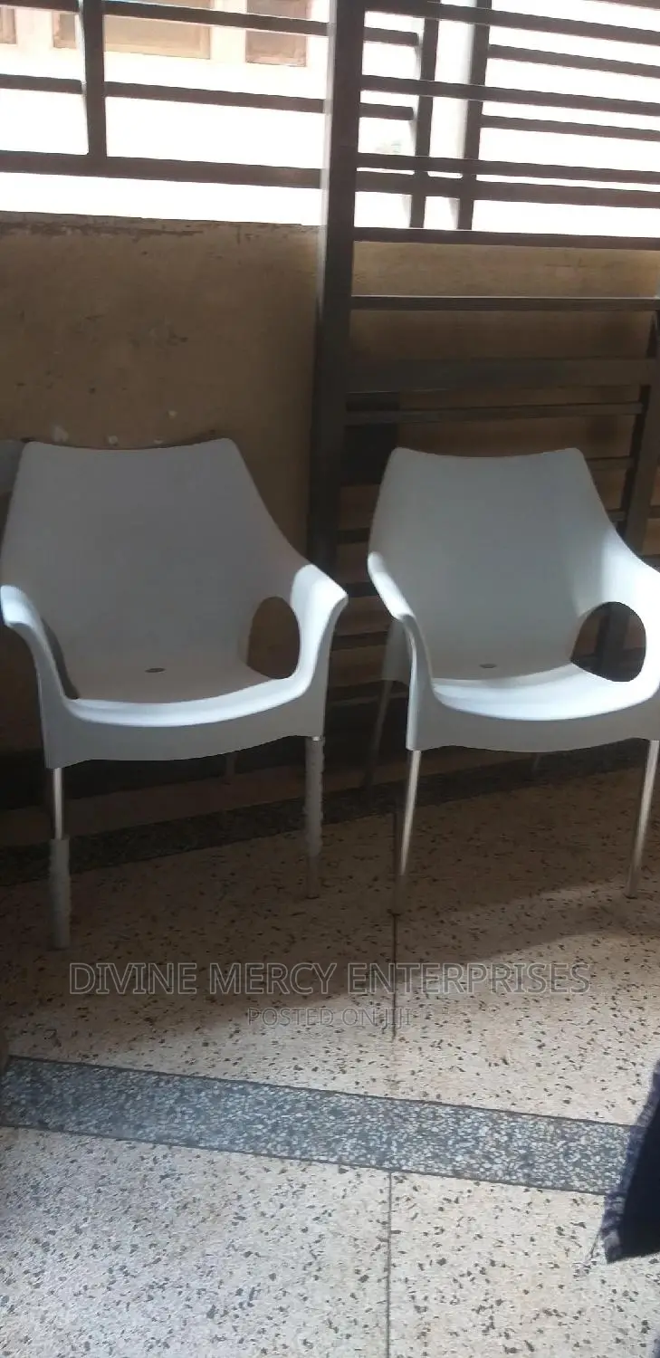 Armed Steel Leg Chair