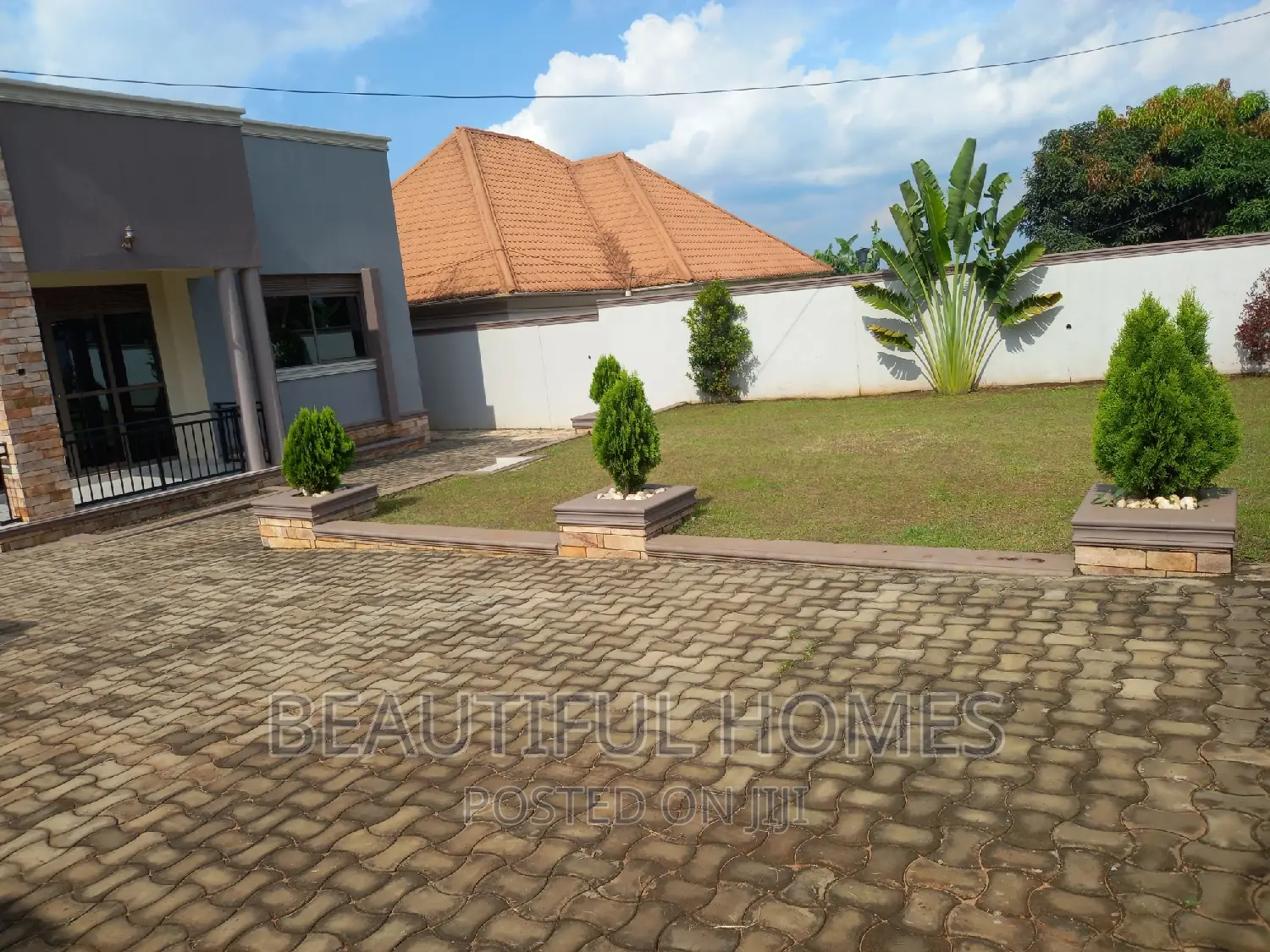 Furnished 4bdrm Bungalow in Kira for sale