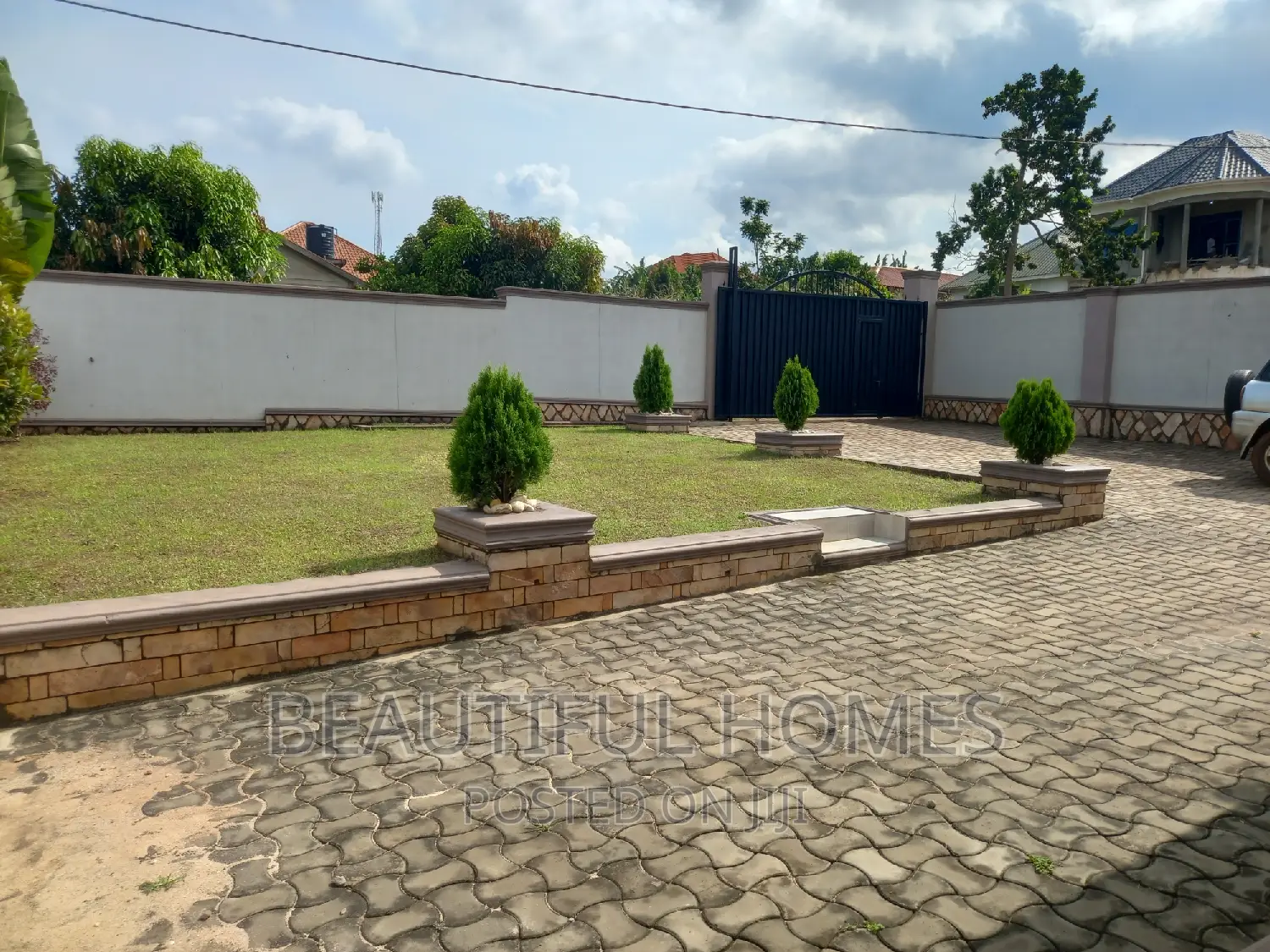 Furnished 4bdrm House in Kira for sale