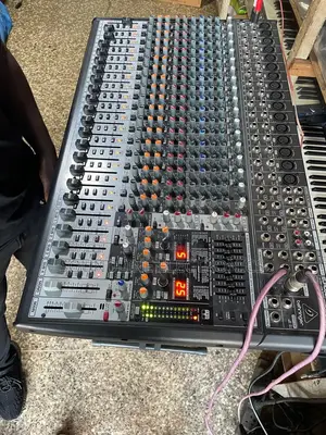 Behringer Live Mixer 24 Channels